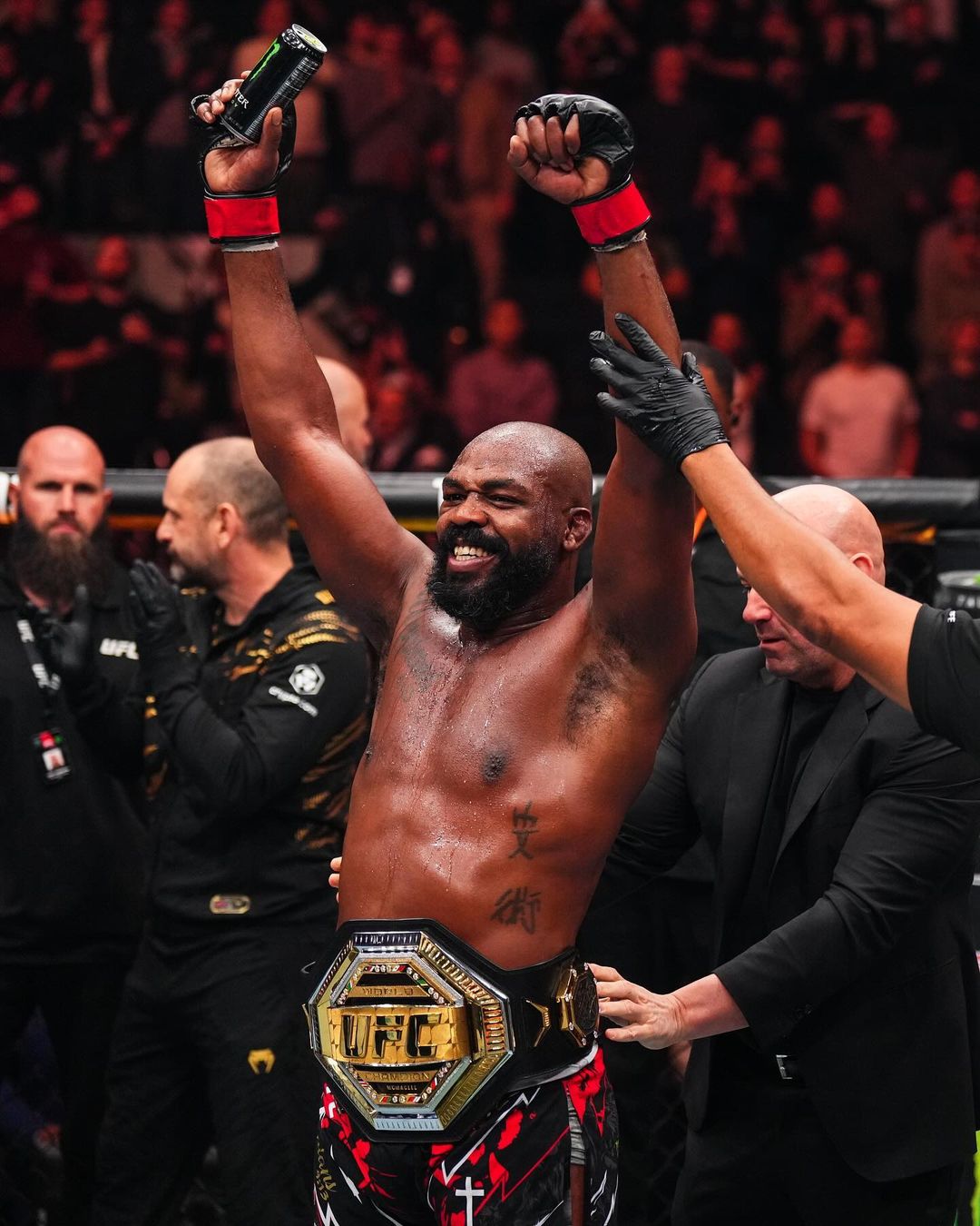 Jon Jones defends UFC heavyweight title